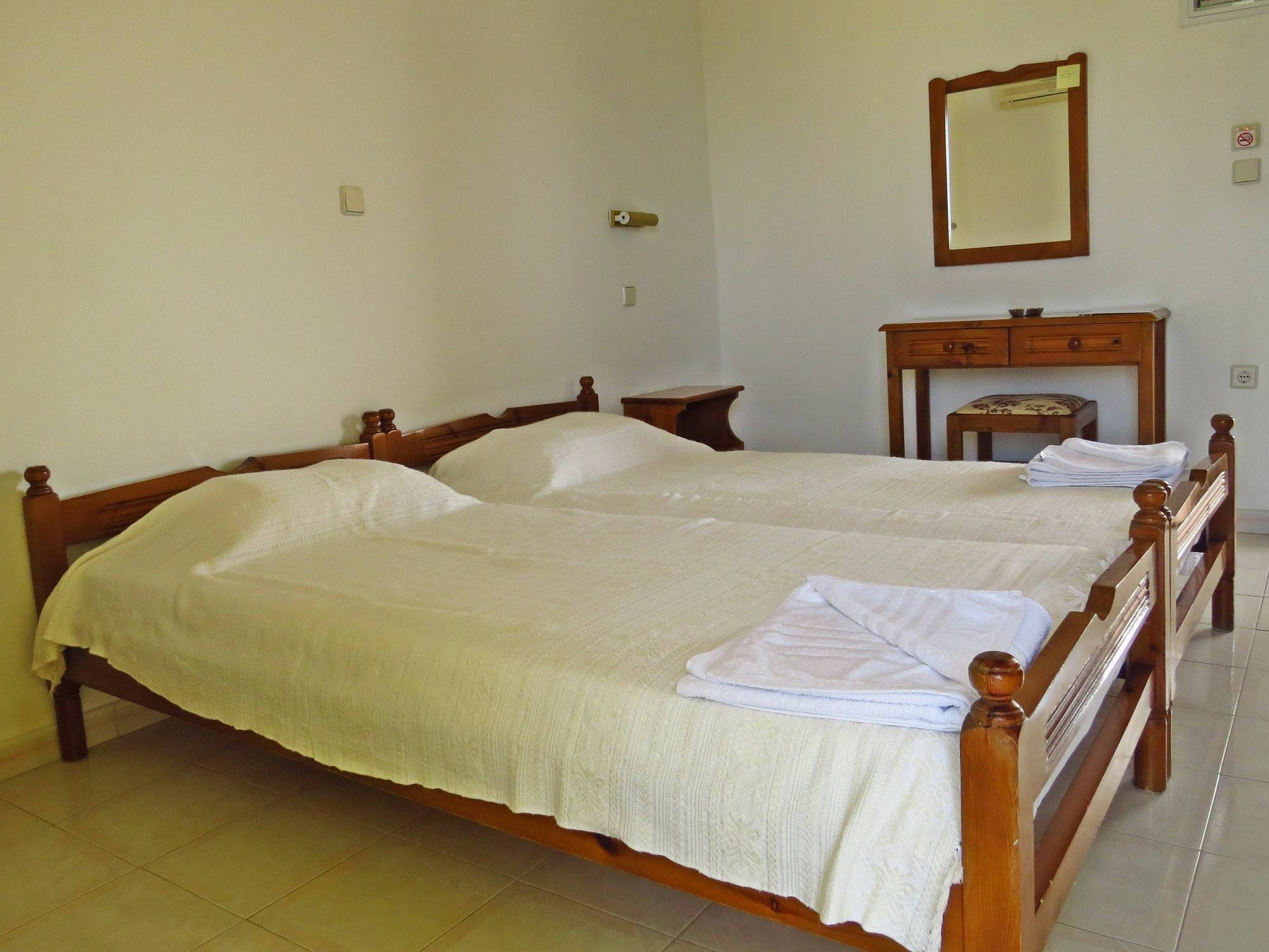 Debby Apartments Ialysos  Ngoại thất bức ảnh